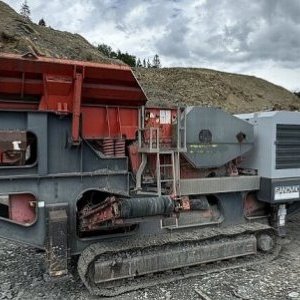 foto 46.5t brecher 400t/h mobil Sandvik QJ340