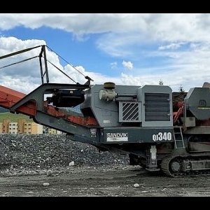 foto 46.5t brecher 400t/h mobil Sandvik QJ340