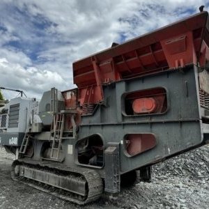 foto wenig 46.5t brecher 400t/h mobil Sandvik QJ340